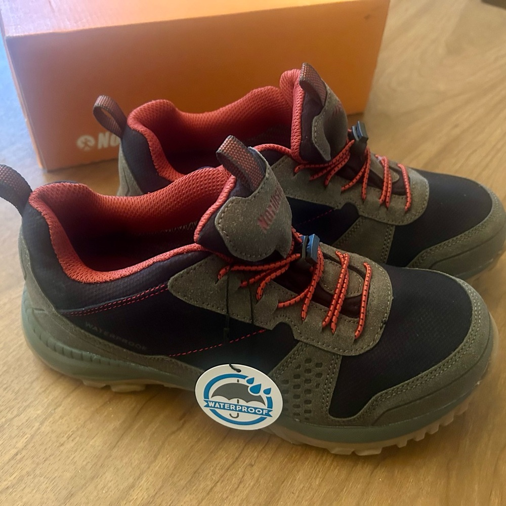 **NWT- Never worn • Northside Waterproof Shoes Boys Size: 6